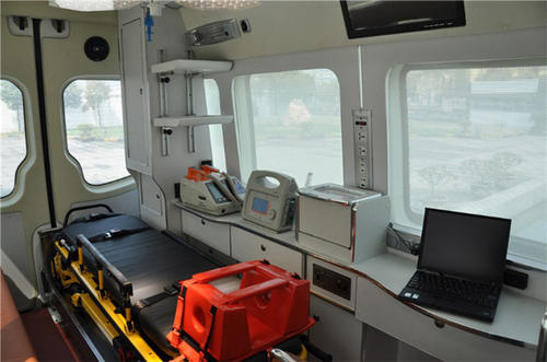 新龙县救护车内部
